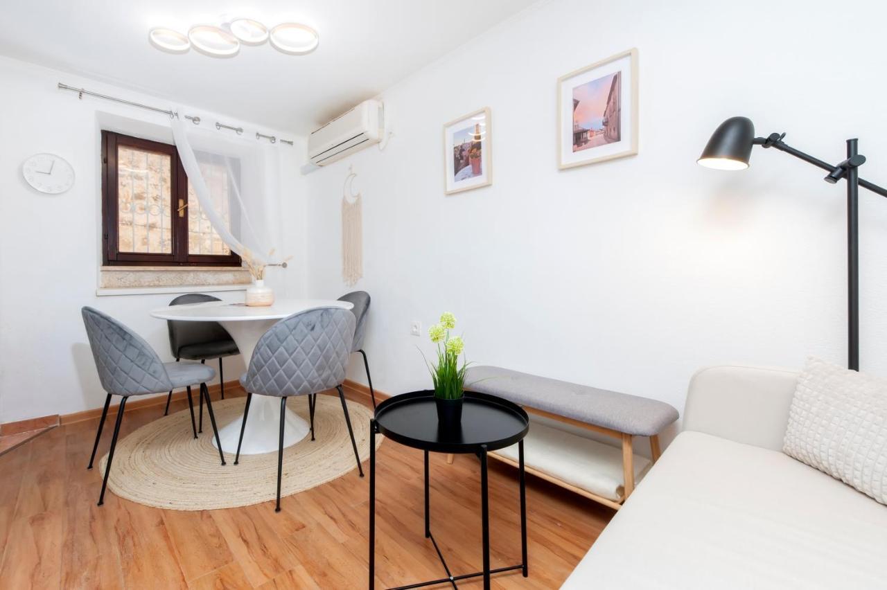 House Elisabeth - A Charming Old Town Property Ровинь Экстерьер фото