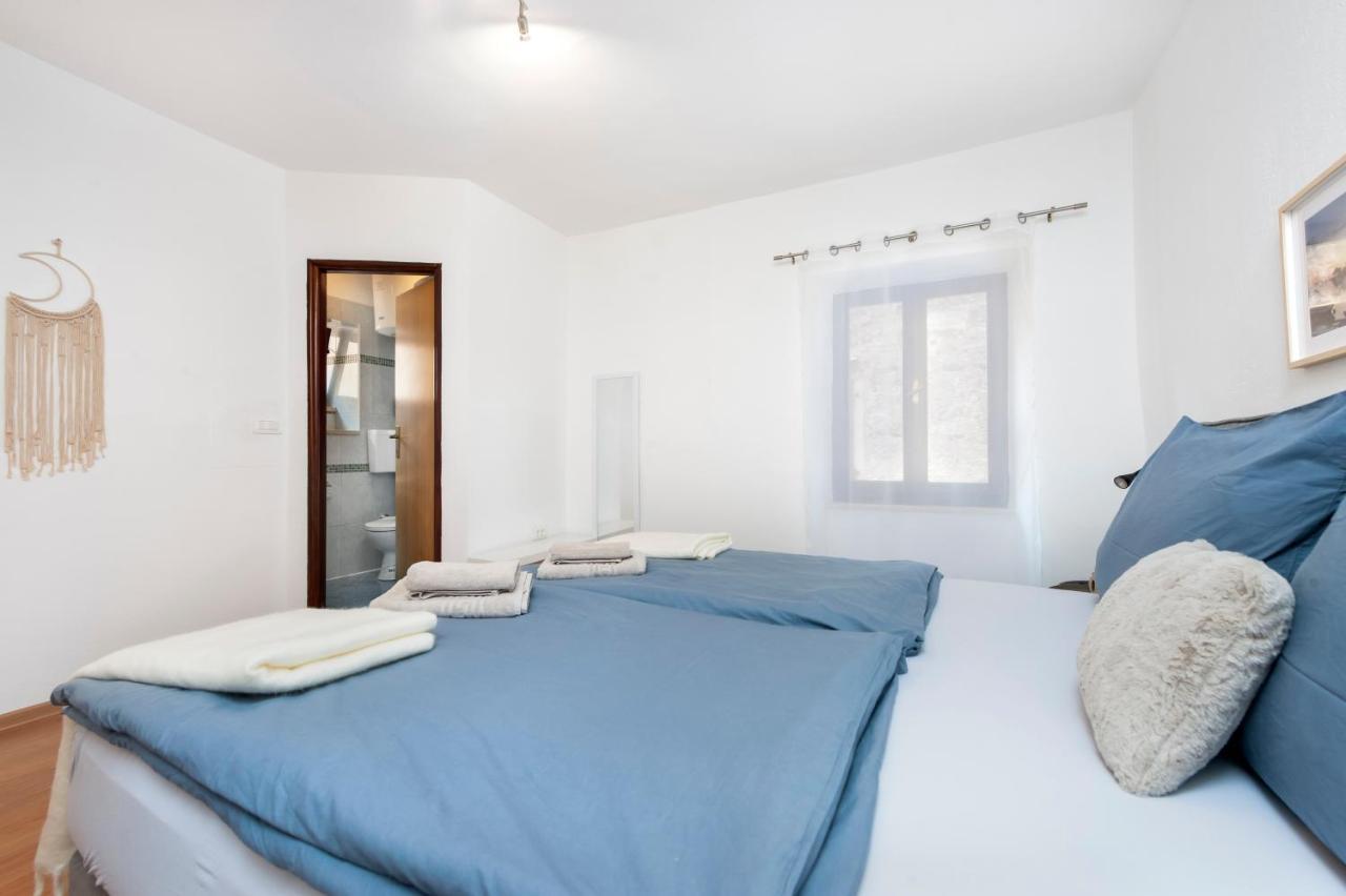 House Elisabeth - A Charming Old Town Property Ровинь Экстерьер фото